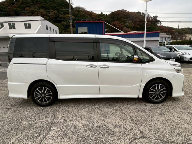 ヴォクシー ＺＳ　煌　【トヨタ純正ナビ／バックカメラ】◆Ｒスポイラー　◆両側自動スライドドア◆３列シート◆ウォークスルー◆社外ドラレコ◆ＥＴＣ◆レーンアシスト◆衝突被害軽減システム◆アイドリングストップ◆ＢＬＵＥＴＯＯＴＨ接続◆フルセグ◆ＣＤ＆ＤＶＤ◆スペアキー（10枚目）