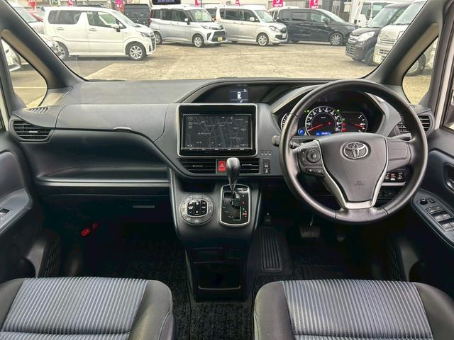 ヴォクシー ＺＳ　煌　【トヨタ純正ナビ／バックカメラ】◆Ｒスポイラー　◆両側自動スライドドア◆３列シート◆ウォークスルー◆社外ドラレコ◆ＥＴＣ◆レーンアシスト◆衝突被害軽減システム◆アイドリングストップ◆ＢＬＵＥＴＯＯＴＨ接続◆フルセグ◆ＣＤ＆ＤＶＤ◆スペアキー（15枚目）