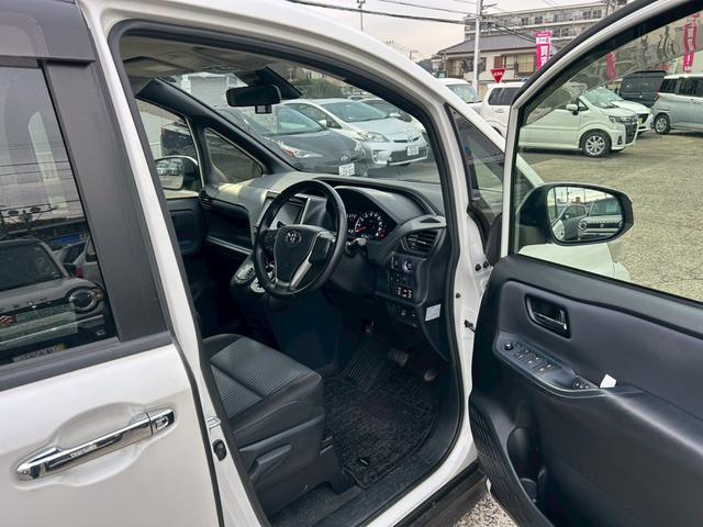 ヴォクシー ＺＳ　煌　【トヨタ純正ナビ／バックカメラ】◆Ｒスポイラー　◆両側自動スライドドア◆３列シート◆ウォークスルー◆社外ドラレコ◆ＥＴＣ◆レーンアシスト◆衝突被害軽減システム◆アイドリングストップ◆ＢＬＵＥＴＯＯＴＨ接続◆フルセグ◆ＣＤ＆ＤＶＤ◆スペアキー（16枚目）