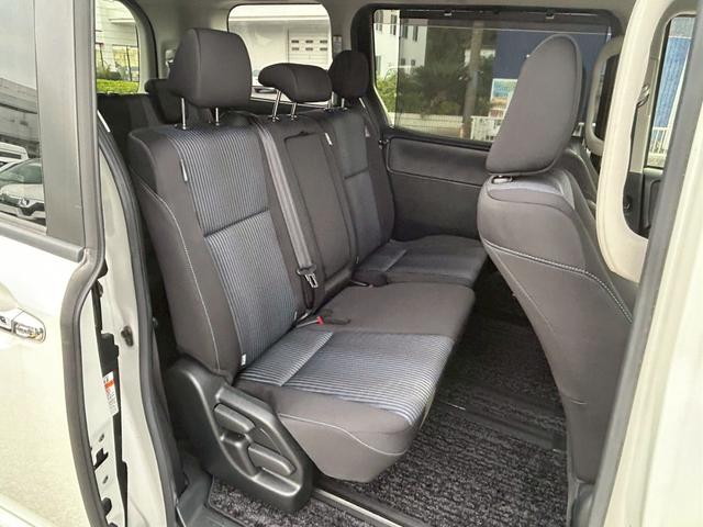 ヴォクシー ＺＳ　煌　【トヨタ純正ナビ／バックカメラ】◆Ｒスポイラー　◆両側自動スライドドア◆３列シート◆ウォークスルー◆社外ドラレコ◆ＥＴＣ◆レーンアシスト◆衝突被害軽減システム◆アイドリングストップ◆ＢＬＵＥＴＯＯＴＨ接続◆フルセグ◆ＣＤ＆ＤＶＤ◆スペアキー（19枚目）