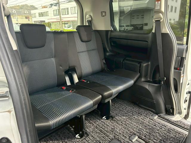 ヴォクシー ＺＳ　煌　【トヨタ純正ナビ／バックカメラ】◆Ｒスポイラー　◆両側自動スライドドア◆３列シート◆ウォークスルー◆社外ドラレコ◆ＥＴＣ◆レーンアシスト◆衝突被害軽減システム◆アイドリングストップ◆ＢＬＵＥＴＯＯＴＨ接続◆フルセグ◆ＣＤ＆ＤＶＤ◆スペアキー（20枚目）