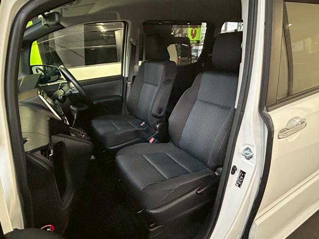 ヴォクシー ＺＳ　煌　【トヨタ純正ナビ／バックカメラ】◆Ｒスポイラー　◆両側自動スライドドア◆３列シート◆ウォークスルー◆社外ドラレコ◆ＥＴＣ◆レーンアシスト◆衝突被害軽減システム◆アイドリングストップ◆ＢＬＵＥＴＯＯＴＨ接続◆フルセグ◆ＣＤ＆ＤＶＤ◆スペアキー（22枚目）