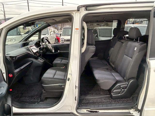 ヴォクシー ＺＳ　煌　【トヨタ純正ナビ／バックカメラ】◆Ｒスポイラー　◆両側自動スライドドア◆３列シート◆ウォークスルー◆社外ドラレコ◆ＥＴＣ◆レーンアシスト◆衝突被害軽減システム◆アイドリングストップ◆ＢＬＵＥＴＯＯＴＨ接続◆フルセグ◆ＣＤ＆ＤＶＤ◆スペアキー（23枚目）