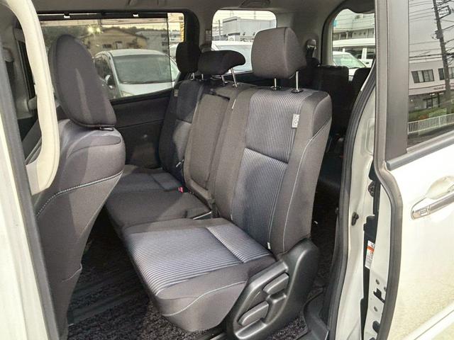 ヴォクシー ＺＳ　煌　【トヨタ純正ナビ／バックカメラ】◆Ｒスポイラー　◆両側自動スライドドア◆３列シート◆ウォークスルー◆社外ドラレコ◆ＥＴＣ◆レーンアシスト◆衝突被害軽減システム◆アイドリングストップ◆ＢＬＵＥＴＯＯＴＨ接続◆フルセグ◆ＣＤ＆ＤＶＤ◆スペアキー（24枚目）