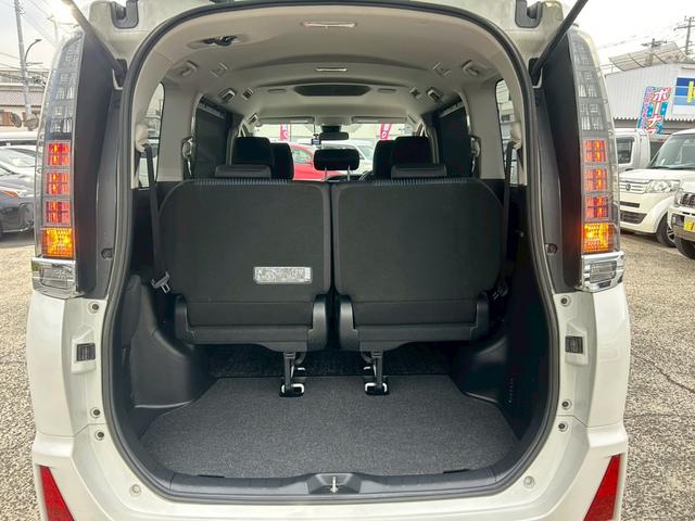 ヴォクシー ＺＳ　煌　【トヨタ純正ナビ／バックカメラ】◆Ｒスポイラー　◆両側自動スライドドア◆３列シート◆ウォークスルー◆社外ドラレコ◆ＥＴＣ◆レーンアシスト◆衝突被害軽減システム◆アイドリングストップ◆ＢＬＵＥＴＯＯＴＨ接続◆フルセグ◆ＣＤ＆ＤＶＤ◆スペアキー（26枚目）