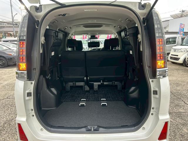 ヴォクシー ＺＳ　煌　【トヨタ純正ナビ／バックカメラ】◆Ｒスポイラー　◆両側自動スライドドア◆３列シート◆ウォークスルー◆社外ドラレコ◆ＥＴＣ◆レーンアシスト◆衝突被害軽減システム◆アイドリングストップ◆ＢＬＵＥＴＯＯＴＨ接続◆フルセグ◆ＣＤ＆ＤＶＤ◆スペアキー（27枚目）