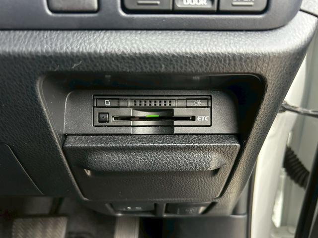 ヴォクシー ＺＳ　煌　【トヨタ純正ナビ／バックカメラ】◆Ｒスポイラー　◆両側自動スライドドア◆３列シート◆ウォークスルー◆社外ドラレコ◆ＥＴＣ◆レーンアシスト◆衝突被害軽減システム◆アイドリングストップ◆ＢＬＵＥＴＯＯＴＨ接続◆フルセグ◆ＣＤ＆ＤＶＤ◆スペアキー（32枚目）