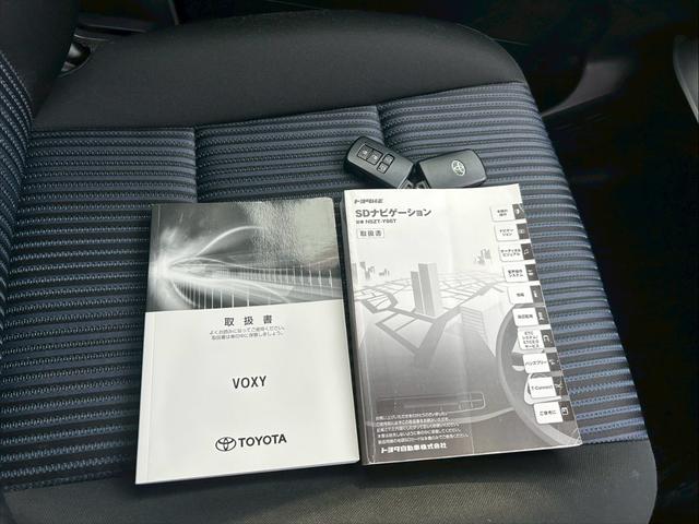 ヴォクシー ＺＳ　煌　【トヨタ純正ナビ／バックカメラ】◆Ｒスポイラー　◆両側自動スライドドア◆３列シート◆ウォークスルー◆社外ドラレコ◆ＥＴＣ◆レーンアシスト◆衝突被害軽減システム◆アイドリングストップ◆ＢＬＵＥＴＯＯＴＨ接続◆フルセグ◆ＣＤ＆ＤＶＤ◆スペアキー（41枚目）