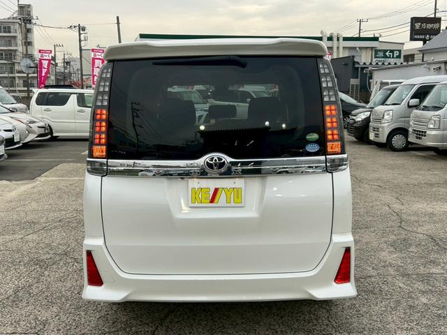 ヴォクシー ＺＳ　煌　【トヨタ純正ナビ／バックカメラ】◆Ｒスポイラー　◆両側自動スライドドア◆３列シート◆ウォークスルー◆社外ドラレコ◆ＥＴＣ◆レーンアシスト◆衝突被害軽減システム◆アイドリングストップ◆ＢＬＵＥＴＯＯＴＨ接続◆フルセグ◆ＣＤ＆ＤＶＤ◆スペアキー（50枚目）