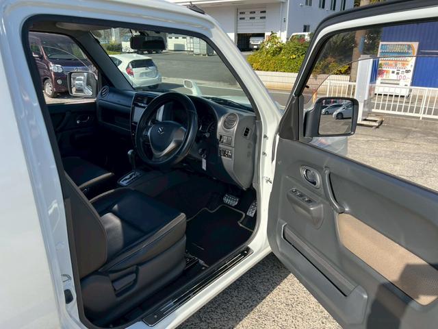 ジムニー ランドベンチャー【4WD◆特別仕様車】弊社直販◆7型ナビ ◆ターボ◆禁煙【Bluetooth対応/フルセグTV/CD/DVD】ETC車載器◆ハーフレザー◆HIDライト/フォグ◆ケンウッド製前後方ドライブレコーダー◆背面タイヤ◆キーレス◆2023年製造タイヤ(16枚目)