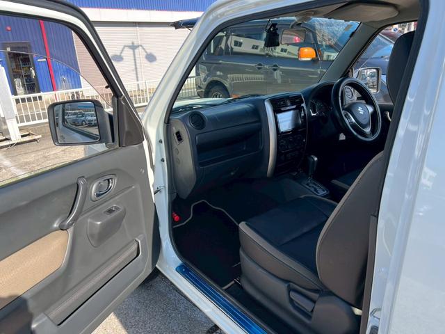 ジムニー ランドベンチャー【4WD◆特別仕様車】弊社直販◆7型ナビ ◆ターボ◆禁煙【Bluetooth対応/フルセグTV/CD/DVD】ETC車載器◆ハーフレザー◆HIDライト/フォグ◆ケンウッド製前後方ドライブレコーダー◆背面タイヤ◆キーレス◆2023年製造タイヤ(19枚目)