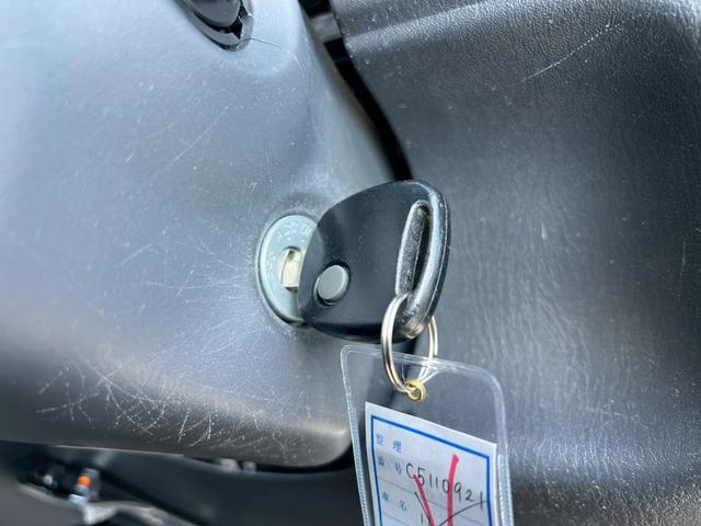 ジムニー ランドベンチャー【4WD◆特別仕様車】弊社直販◆7型ナビ ◆ターボ◆禁煙【Bluetooth対応/フルセグTV/CD/DVD】ETC車載器◆ハーフレザー◆HIDライト/フォグ◆ケンウッド製前後方ドライブレコーダー◆背面タイヤ◆キーレス◆2023年製造タイヤ(31枚目)