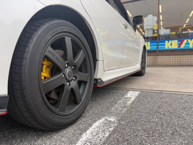 レヴォーグ ２．０ＧＴ－Ｓアイサイト　禁煙車　ＳＴＩエアロ　衝突軽減　車線逸脱警報　レーダークルコン　パドルシフト　ハーフレザー　ＳＤナビ　フルセグ　ＣＤ／ＤＶＤ再生　バックカメラ　ＥＴＣ　１７インチブラックホイール　ＬＥＤヘッドライト（4枚目）