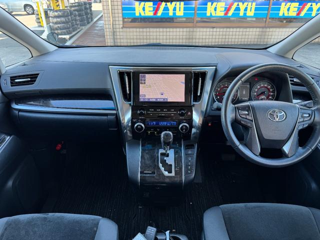 アルファード ２．５Ｓ　９インチディスプレイオーディオ　ナビキット　フルセグＴＶ　デジタルミラー　８人乗り　４ＷＤ　ＣＤ　ＤＶＤ　両側電動スライドドア　後席モニター　ＥＴＣ　コーナーセンサー　ＬＥＤライト　オートハイビーム（11枚目）