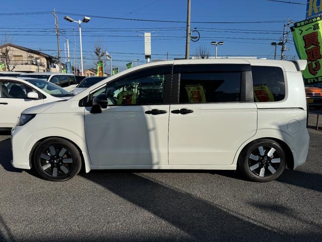 フリード ｅ：ＨＥＶエアー　ＥＸ　９インチナビ　エアロバンパー　フルセグ　Ｂｌｕｅｔｏｏｔｈ　ＥＴＣ　ワンオーナー　両側電動スライド　リヤスポイラー　ハーフレザー　シートヒーター　禁煙　ローダウン　ＢＳＭ　レーダークルーズ（9枚目）