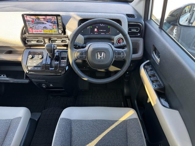 フリード ｅ：ＨＥＶエアー　ＥＸ　９インチナビ　エアロバンパー　フルセグ　Ｂｌｕｅｔｏｏｔｈ　ＥＴＣ　ワンオーナー　両側電動スライド　リヤスポイラー　ハーフレザー　シートヒーター　禁煙　ローダウン　ＢＳＭ　レーダークルーズ（12枚目）