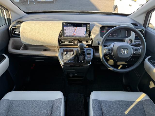 フリード ｅ：ＨＥＶエアー　ＥＸ　９インチナビ　エアロバンパー　フルセグ　Ｂｌｕｅｔｏｏｔｈ　ＥＴＣ　ワンオーナー　両側電動スライド　リヤスポイラー　ハーフレザー　シートヒーター　禁煙　ローダウン　ＢＳＭ　レーダークルーズ（13枚目）