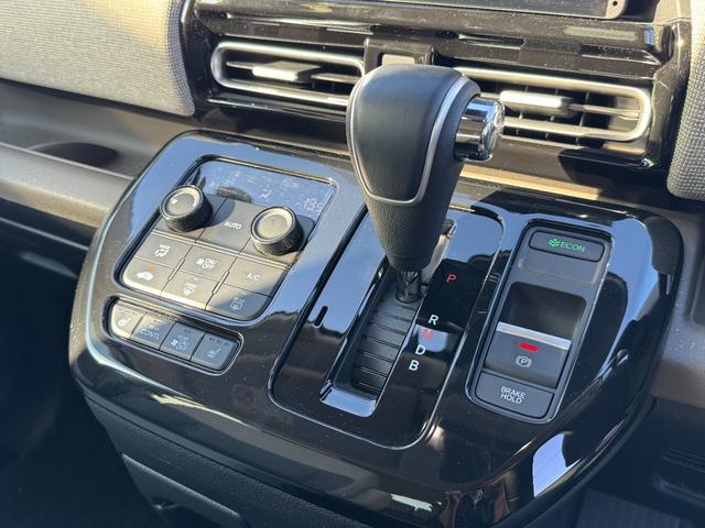 フリード ｅ：ＨＥＶエアー　ＥＸ　９インチナビ　エアロバンパー　フルセグ　Ｂｌｕｅｔｏｏｔｈ　ＥＴＣ　ワンオーナー　両側電動スライド　リヤスポイラー　ハーフレザー　シートヒーター　禁煙　ローダウン　ＢＳＭ　レーダークルーズ（17枚目）