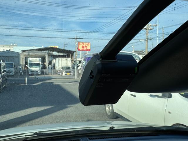 フリード ｅ：ＨＥＶエアー　ＥＸ　９インチナビ　エアロバンパー　フルセグ　Ｂｌｕｅｔｏｏｔｈ　ＥＴＣ　ワンオーナー　両側電動スライド　リヤスポイラー　ハーフレザー　シートヒーター　禁煙　ローダウン　ＢＳＭ　レーダークルーズ（23枚目）