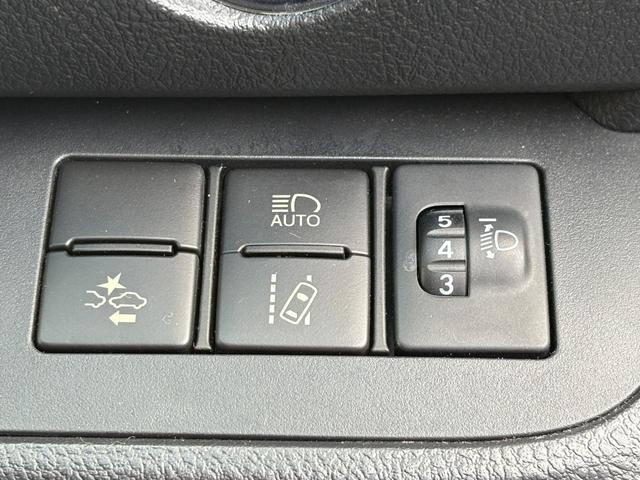 シエンタ G 禁煙車 衝突軽減 車線逸脱警報 両側パワースライド バックカメラ 純正ナビ フルセグ BTオーディオ CD/DVD再生 シートヒーター オートハイビーム ETC スマトキー プッシュスタート(4枚目)