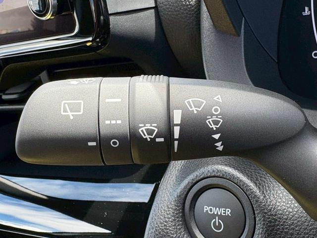 ヤリスクロス ハイブリッドＺ　アドベンチャー　登録済未使用車／禁煙／　衝突被害軽減システム／コーナーセンサー／ＢＳＭ／追従クルコン／電動リアゲート／ヒーター付ブラウン革シート／メーカーオプションナビ／全方位カメラ／ＥＴＣ２．０／ルーフレール／ステアリングヒーター／保証書（15枚目）