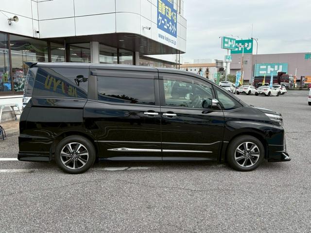 ヴォクシー ＺＳ　煌ＩＩＩ　後期型／１０型純正ナビ＆１２．１型後席モニター／モデリスタエアロ／衝突被害軽減ブレーキ／ＨＤＭＩ／走行中ＴＶ視聴可能／バックカメラ／ＥＴＣ／両側パワースライドドア／コーナーセンサー／純正アルミ／禁煙（8枚目）