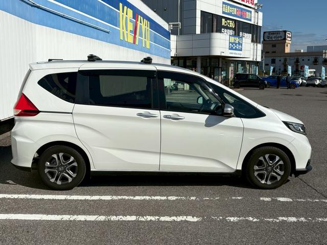 フリードハイブリッド ハイブリッド・クロスター　禁煙　ワンオーナー　ベースキャリア　衝突被害軽減システム　レーンアシスト　クルーズコントロール　横滑り防止　社外ナビ　フルセグ　ＣＤ　ＤＶＤ　ＵＳＢ　Ｂｌｕｅｔｏｏｔｈ　バックカメラ　ドラレコ前後（9枚目）