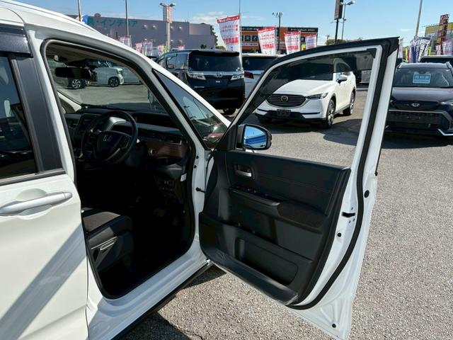 フリードハイブリッド ハイブリッド・クロスター　禁煙　ワンオーナー　ベースキャリア　衝突被害軽減システム　レーンアシスト　クルーズコントロール　横滑り防止　社外ナビ　フルセグ　ＣＤ　ＤＶＤ　ＵＳＢ　Ｂｌｕｅｔｏｏｔｈ　バックカメラ　ドラレコ前後（15枚目）