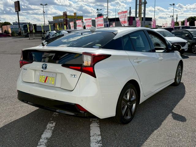 プリウス Ａツーリングセレクション　禁煙／前後ドラレコ／衝突被害軽減システム／コーナーセンサー／ヘッドアップディスプレイ／ヒーター付レザーシート／純正９型ナビ／フルセグ／ＣＤ／ＤＶＤ／Ｂｌｕｅｔｏｏｔｈ／バックカメラ／ＥＴＣ２．０（11枚目）