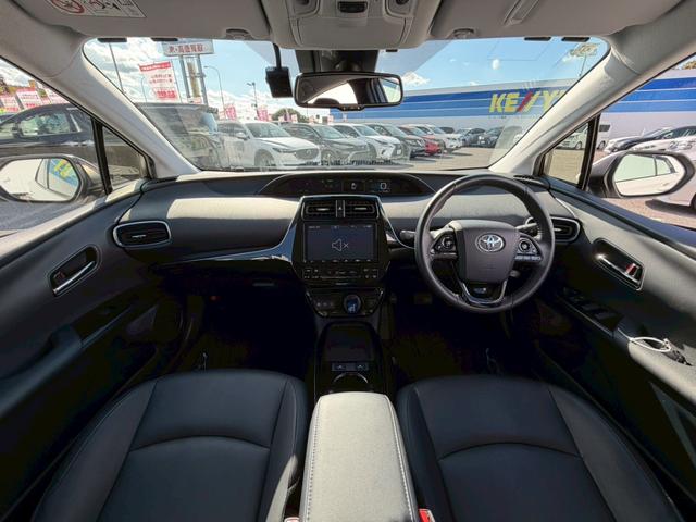 プリウス Ａツーリングセレクション　禁煙／前後ドラレコ／衝突被害軽減システム／コーナーセンサー／ヘッドアップディスプレイ／ヒーター付レザーシート／純正９型ナビ／フルセグ／ＣＤ／ＤＶＤ／Ｂｌｕｅｔｏｏｔｈ／バックカメラ／ＥＴＣ２．０（12枚目）