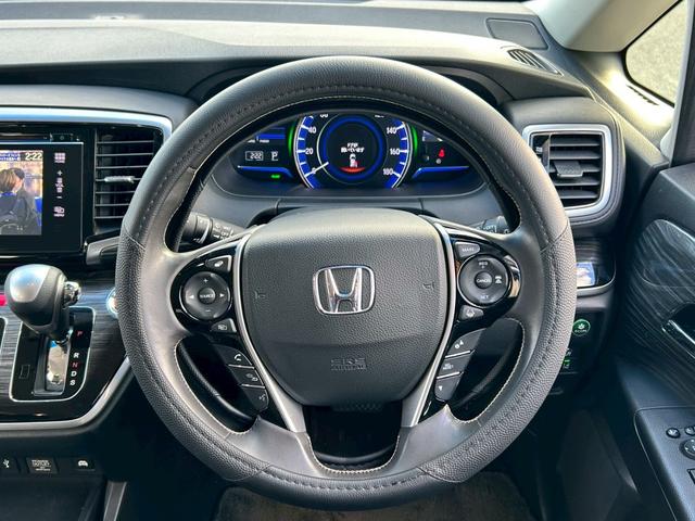 オデッセイハイブリッド ハイブリッドアブソルート・ホンダセンシンアドバンスＰ　禁煙／衝突被害軽減システム／メーカーオプションナビ／フルセグ／ＨＤＭＩ入力／ＣＤ／ＤＶＤ／Ｂｌｕｅｔｏｏｔｈ／全方位カメラ／両側電動スライド／ハーフレザーシート／ＬＥＤライト／純正アルミ／ＥＴＣ（13枚目）