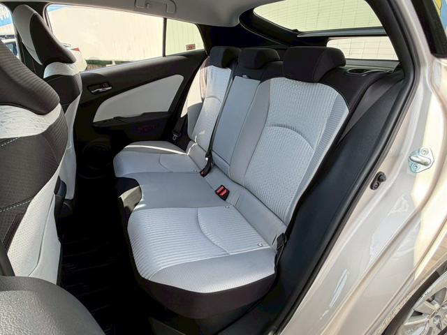 プリウス Ｓセーフティプラス　禁煙／１オーナー／純正ドラレコ／衝突被害軽減システム／コーナーセンサー／追従型クルコン／純正９型ナビ／フルセグ／ＣＤ／ＤＶＤ／Ｂｌｕｅｔｏｏｔｈ／バックカメラ／ＬＥＤオートライト／ＥＴＣ２．０（32枚目）