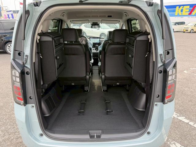 フリード e:HEVエアー EX☆登録済未使用車☆純正11.4型ナビ/ 全方位カメラ/衝突被害軽減システム/コーナーセンサー/ブラインドスポットモニター/追従型クルコン/ヒーター付ハーフレザーシート/LEDオートライト/純正アルミ/ETC2.0/リアクーラー/保証書(41枚目)