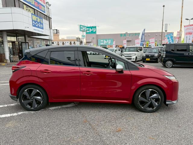 オーラ Ｇ　レザーエディション　禁煙車／ワンオーナー／ＢＯＳＥサウンド／前ドラレコ／ハンドルヒーター／ワイヤレス充電／純正９インチナビ／アラウンドビューモニター／デジタルインナーミラードラレコ／純正１７インチアルミ／ＥＴＣ２．０（7枚目）