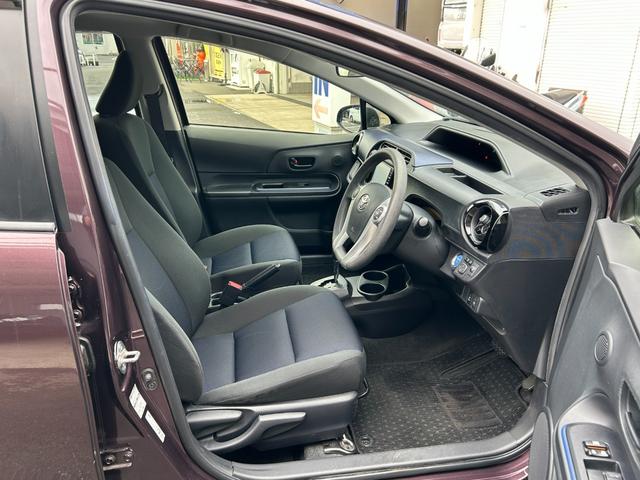 アクア S 2WD■神奈川仕入直販【7型ナビ・バックカメラ・ETC】 中期型/56,650KM/フルセグTV/CD/DVD/BTオーディオ/オートライト/シートヒーター/スマートキー/バイザー/ECO&EVモード/ステリモ/ナノイー/オートAC/電動格納ミラー/保証書/(25枚目)