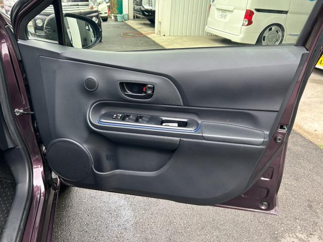 アクア S 2WD■神奈川仕入直販【7型ナビ・バックカメラ・ETC】 中期型/56,650KM/フルセグTV/CD/DVD/BTオーディオ/オートライト/シートヒーター/スマートキー/バイザー/ECO&EVモード/ステリモ/ナノイー/オートAC/電動格納ミラー/保証書/(26枚目)