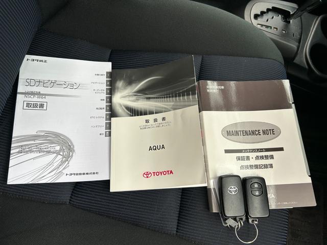 アクア S 2WD■神奈川仕入直販【7型ナビ・バックカメラ・ETC】 中期型/56,650KM/フルセグTV/CD/DVD/BTオーディオ/オートライト/シートヒーター/スマートキー/バイザー/ECO&EVモード/ステリモ/ナノイー/オートAC/電動格納ミラー/保証書/(65枚目)