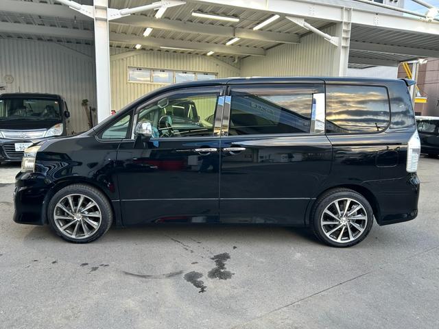 ヴォクシー ZS 煌【後期型・フロントドラレコ】 距離50768キロ/2022年製造/タイヤ/社外7型ナビ/フルセグ/CD/DVD/バックカメラ/両側自動ドア/HID/フォグ/社外アルミ/リアスポ/パドルシフト/スマートキー/ETC/Pスタート(17枚目)