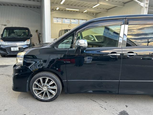 ヴォクシー ZS 煌【後期型・フロントドラレコ】 距離50768キロ/2022年製造/タイヤ/社外7型ナビ/フルセグ/CD/DVD/バックカメラ/両側自動ドア/HID/フォグ/社外アルミ/リアスポ/パドルシフト/スマートキー/ETC/Pスタート(18枚目)