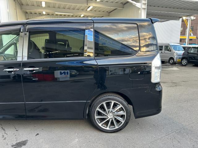 ヴォクシー ZS 煌【後期型・フロントドラレコ】 距離50768キロ/2022年製造/タイヤ/社外7型ナビ/フルセグ/CD/DVD/バックカメラ/両側自動ドア/HID/フォグ/社外アルミ/リアスポ/パドルシフト/スマートキー/ETC/Pスタート(19枚目)