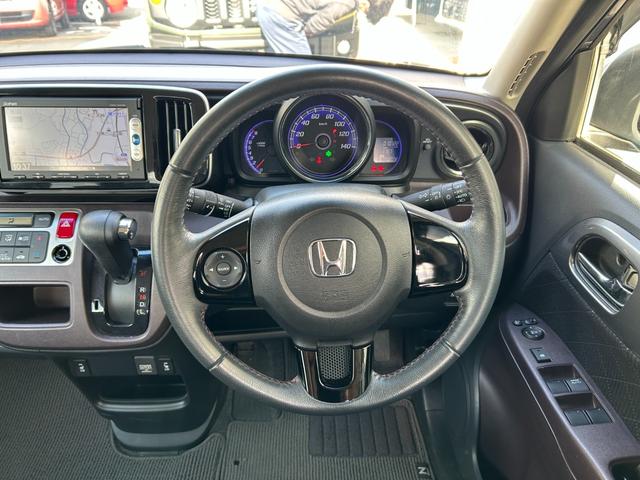 Ｎ－ＯＮＥ プレミアム　ＳＳパッケージ　◆【禁煙・純正７型ナビ・ＥＴＣ】　１０，１２２ＫＭ／フルセグ／ＣＤ／ＤＶＤ／ＢＴオーディオ／バックカメラ／シートヒーター／ＨＩＤライト／アイドリングストップ／盗難防止装置／スマートキー／横滑り防止／保証書／取扱説明書／スペアキー（22枚目）