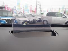 【ヘッドアップディスプレイ】フロントガラスや専用の投影板に情報を映し出す装置で、安全な運転を支援します。 4