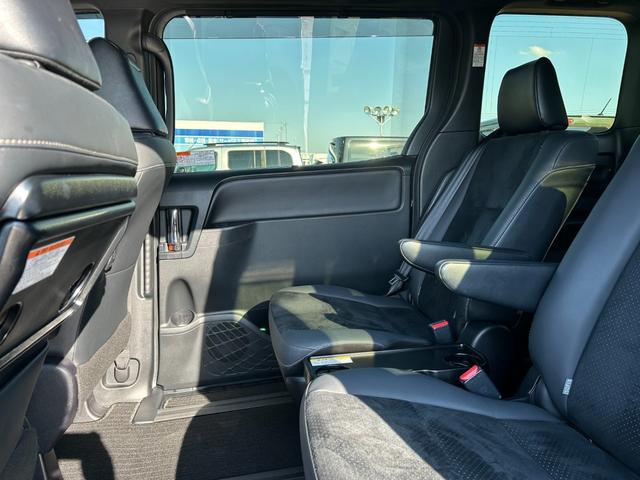 ヴォクシー ＺＳ　煌ＩＩＩ／八王子直仕入／ワンオーナー／特別仕様車／　ハーフレザーシート／トヨタセーフティセンス／社外９インチナビ／フリップダウンモニター／フルセグ／ＣＤ／ＤＶＤ／Ｂｌｕｅｔｏｏｔｈ／バックカメラ／ＥＴＣ／両側ＰＳＤ／ＬＥＤヘッドライト／フォグ／純正ＡＷ（16枚目）