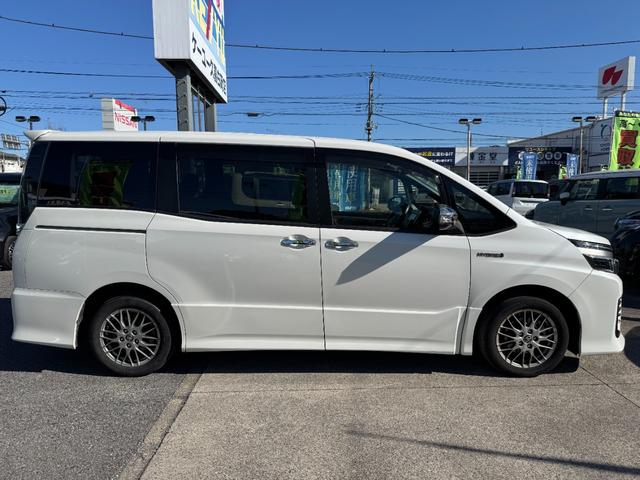 ヴォクシー ハイブリッドＺＳ　煌　９インチナビ　後席モニター　バックカメラ　衝突軽減　車線逸脱　オートハイビーム　Ｂｌｕｅｔｏｏｔｈ　ＣＤ　ＤＶＤ　フルＴＶ　ＥＴＣ２．０　両側電動スライド　ＬＥＤライト　保証書　取説（9枚目）