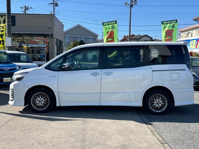 ヴォクシー ハイブリッドＺＳ　煌　９インチナビ　後席モニター　バックカメラ　衝突軽減　車線逸脱　オートハイビーム　Ｂｌｕｅｔｏｏｔｈ　ＣＤ　ＤＶＤ　フルＴＶ　ＥＴＣ２．０　両側電動スライド　ＬＥＤライト　保証書　取説（13枚目）