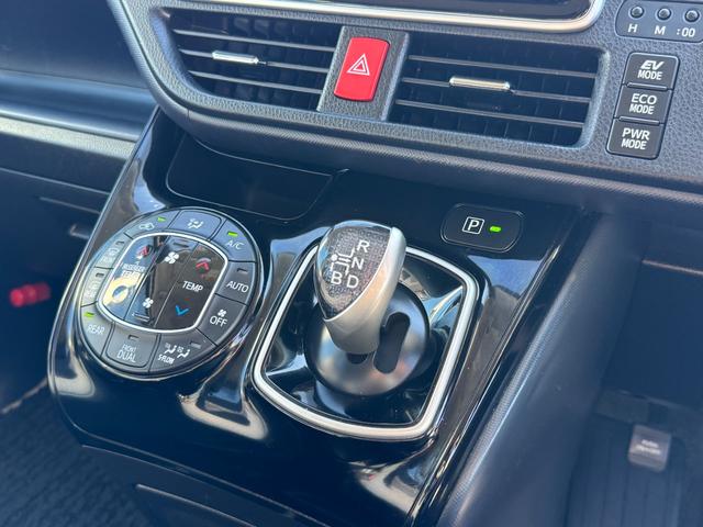 ヴォクシー ハイブリッドＺＳ　煌　９インチナビ　後席モニター　バックカメラ　衝突軽減　車線逸脱　オートハイビーム　Ｂｌｕｅｔｏｏｔｈ　ＣＤ　ＤＶＤ　フルＴＶ　ＥＴＣ２．０　両側電動スライド　ＬＥＤライト　保証書　取説（17枚目）