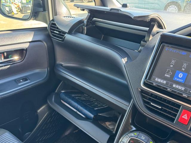 ヴォクシー ハイブリッドＺＳ　煌　９インチナビ　後席モニター　バックカメラ　衝突軽減　車線逸脱　オートハイビーム　Ｂｌｕｅｔｏｏｔｈ　ＣＤ　ＤＶＤ　フルＴＶ　ＥＴＣ２．０　両側電動スライド　ＬＥＤライト　保証書　取説（20枚目）