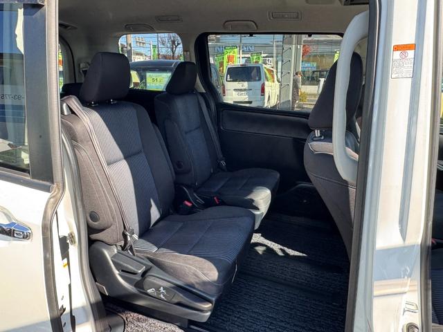 ヴォクシー ハイブリッドＺＳ　煌　９インチナビ　後席モニター　バックカメラ　衝突軽減　車線逸脱　オートハイビーム　Ｂｌｕｅｔｏｏｔｈ　ＣＤ　ＤＶＤ　フルＴＶ　ＥＴＣ２．０　両側電動スライド　ＬＥＤライト　保証書　取説（25枚目）