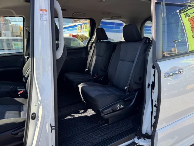 ヴォクシー ハイブリッドＺＳ　煌　９インチナビ　後席モニター　バックカメラ　衝突軽減　車線逸脱　オートハイビーム　Ｂｌｕｅｔｏｏｔｈ　ＣＤ　ＤＶＤ　フルＴＶ　ＥＴＣ２．０　両側電動スライド　ＬＥＤライト　保証書　取説（28枚目）