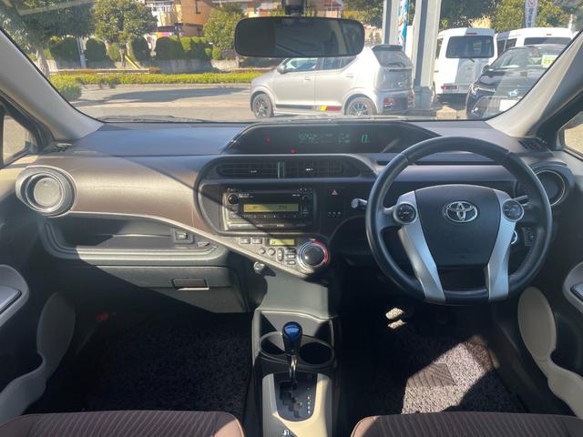 アクア Ｇ／八王子直仕入／走行７５１７３ｋｍ／ブレーキアシスト機能／　禁煙車／雹害車／ＥＢＤ機能付ＡＢＳ搭載／横滑り防止／ＣＤオーディオ／オートライト／盗難防止装置／プッシュスタート／革巻きステアリング／フロアマット／サイドバイザー／ヘッドライトレベライザー／スペアキー（3枚目）